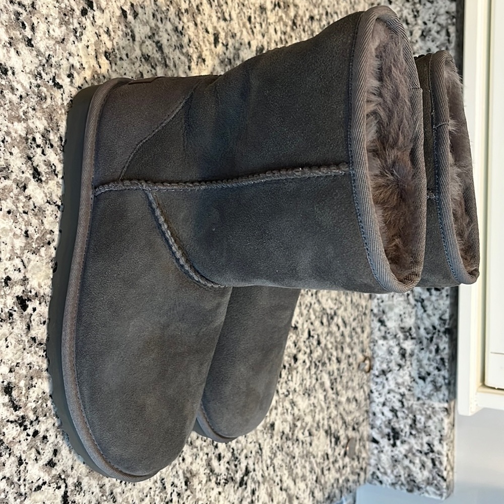 Women’s Ugg classic Short II